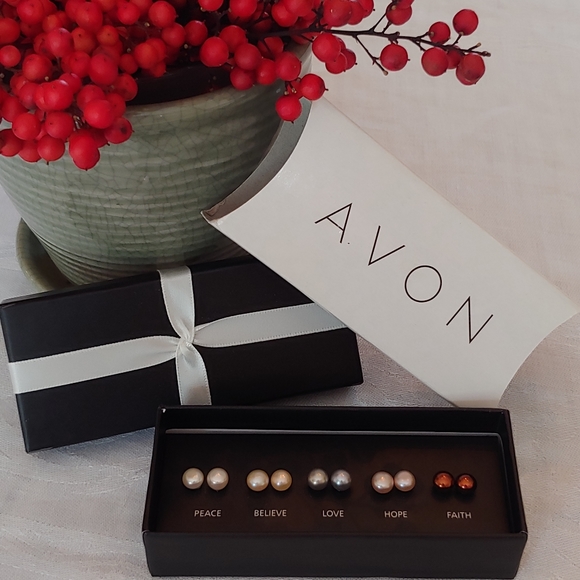 Avon Pearl Earring Box Set - Picture 8 of 9